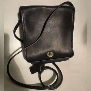 This is a beautiful vintage leather shoulder bag is good condition